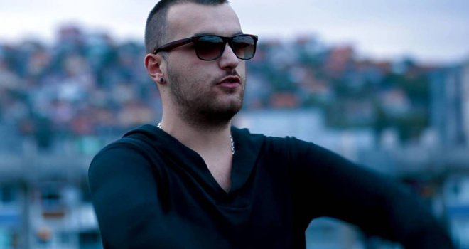 Sarajevski reper napadnut u klubu u Doboju: Buba Corelli dobio flašom u potiljak?