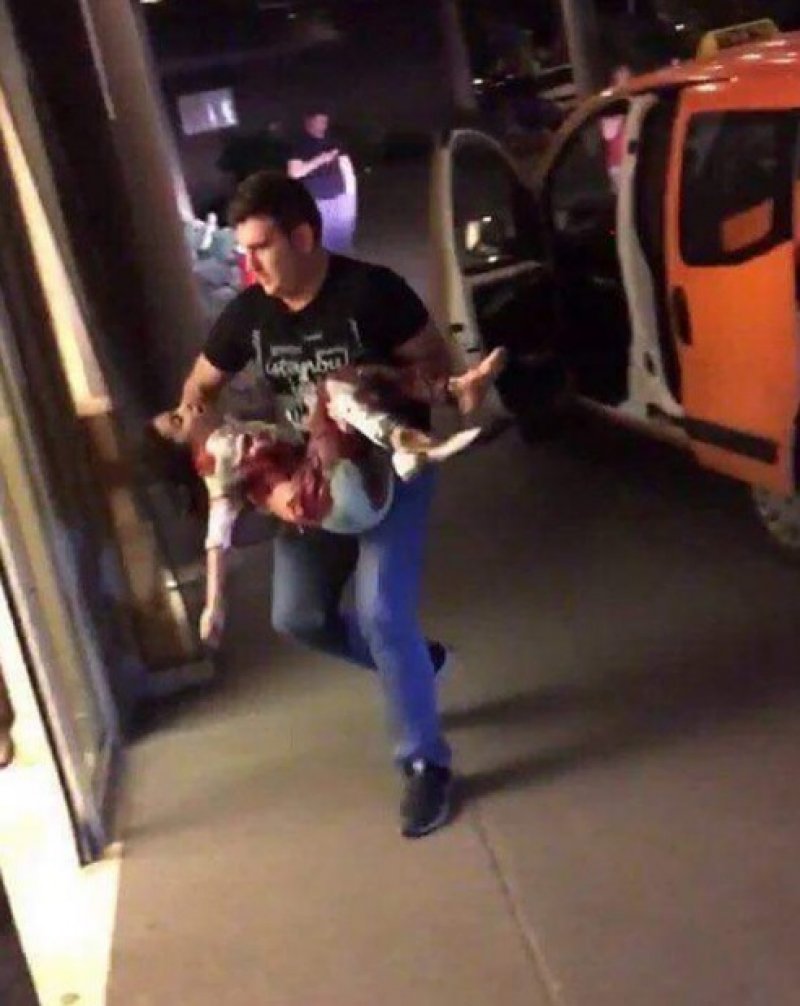 taksista-nosi-povrijedjenu-djevojcicu