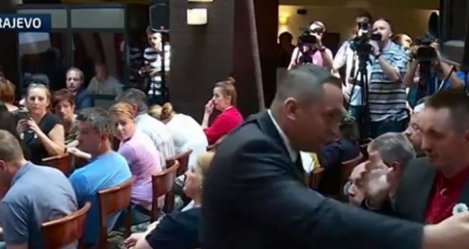 Adela Šabanovića 'hladno' udaljili sa pressice o popisu: Htio nešto reći, ali...