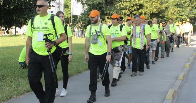 Marš mira dug 240 kilometara: Više od 70 Sarajlija jutros krenulo put Potočara