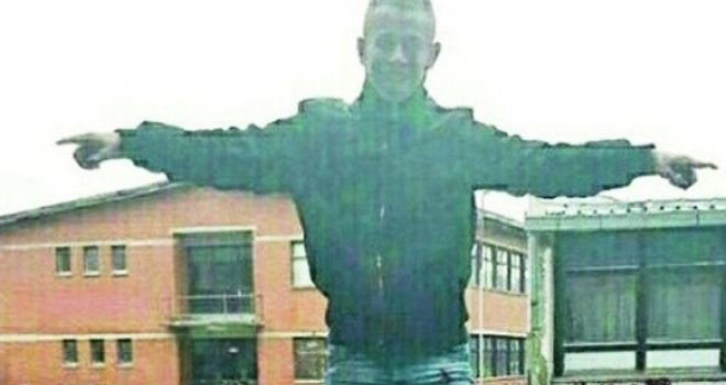 Ne može mi niko ništa: Sin moćnog švercera cigareta Haris Adilović skače po džipu načelnika policije!