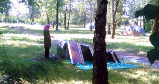 Sramota u Sanskom Mostu: Prala tepihe na spomeniku u Šušnjaru