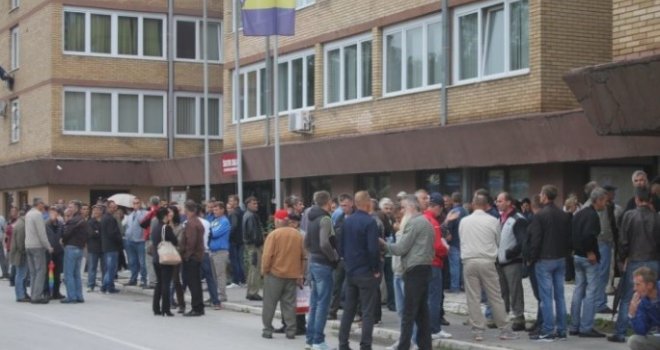 Zavidovići: Radnici 'Krivaje' blokirali zgradu općine, unutra ne mogu ni uposlenici ni građani