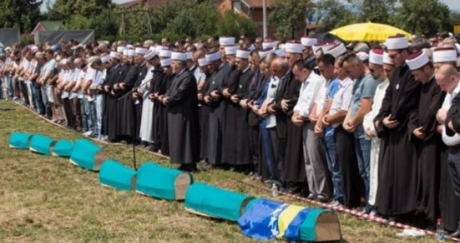 Klanjana dženaza i obavljen ukop za osam žrtava zločina u Prijedoru