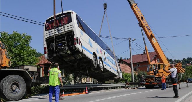 Izvučen autobus koji se zabio u porodičnu kuću u Hadžićima: Teško povrijeđeni vlasnica kuće i vozač