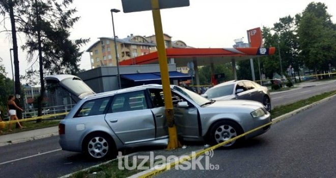 Nesreća u Tuzli: Sudarila se dva 'audija', dvije osobe provrijeđene