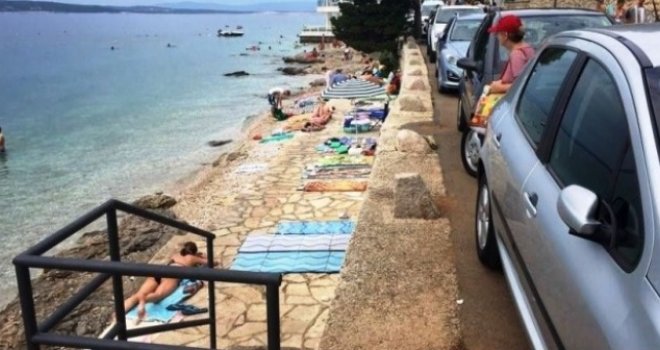 Drama na Jadranu: Baka s bebom u naručju pala s ruba šetališta na kamenitu plažu, beba teško povrijeđena   