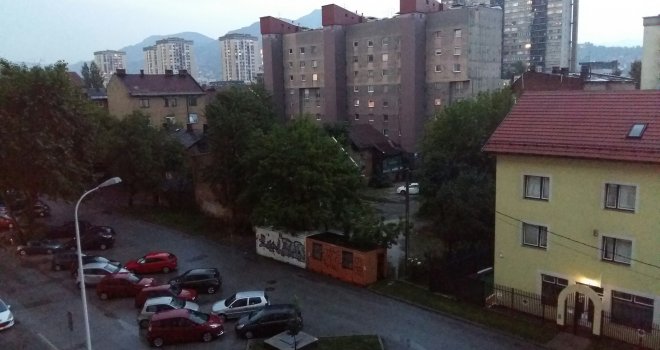 Pogledajte Sarajevo nakon snažnog 'potopa': Puste natopljene ulice, nigdje ni žive duše...