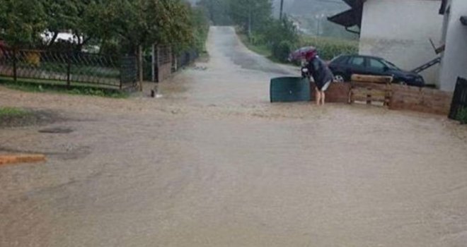 Nevrijeme u Gračanici, voda prijeti kućama