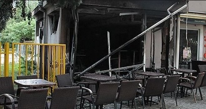 Mostar: Izgorio caffe bar 'Public' na Aveniji