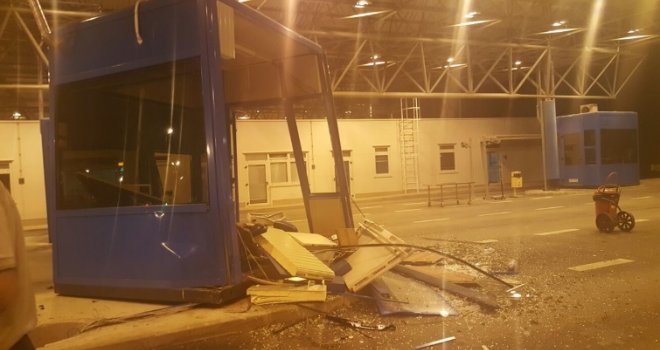 Pijani vozač pomeo carinsku kućicu na graničnom prelazu između BiH i Hrvatske