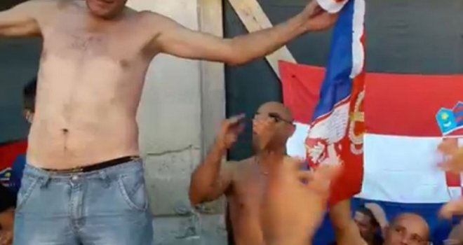 Knin: Uhapšena dvojica muškaraca koji su zapalili zastavu Republike Srbije