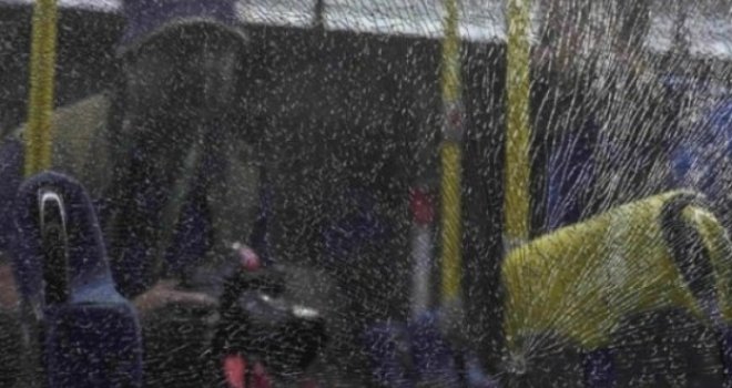 Incident u Riu: Napadnut autobus koji je prevozio novinare