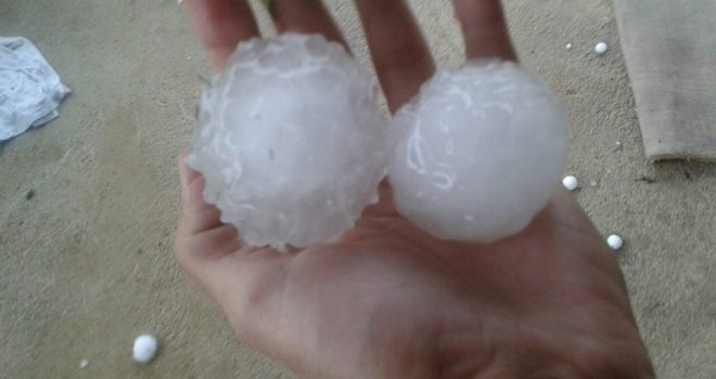 Strašno nevrijeme zahvatilo Maglaj i Žepče: Padao je led veličine šake, polupana auta i krovovi