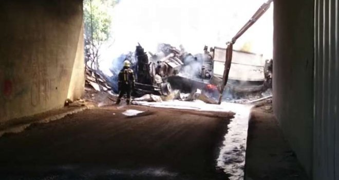 Sudar dva kamiona na autoputu u Vrhnici: U eksploziji cisterne poginuo vozač iz BiH