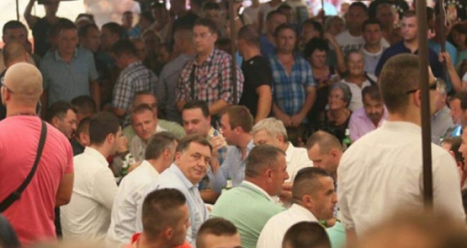 Proširio repertoar: Dodik opet pjevao pod šatorom, ali sad ima novu pjesmu