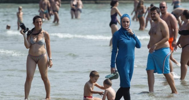 Žena u burkiniju prošetala splitskom plažom: Evo kako su ljudi reagovali