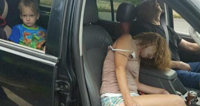 Slike koje su šokirale svijet: Roditelji predozirani heroinom dok zbunjeno dijete sjedi na zadnjem sjedištu