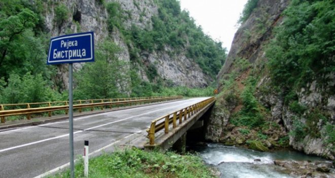 Nesreća u Palama: Poginula djevojka (20), petero povrijeđeno, vozila nakon sudara završila u rijeci   