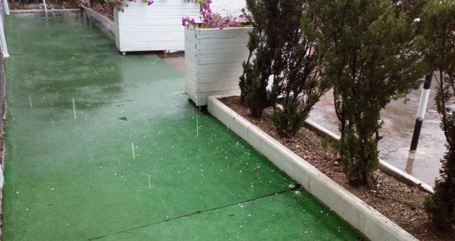 Nevrijeme zahvatilo Zenicu, ceste poplavljene