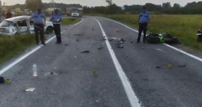 Vozač motocikla zabio se u parkirani kamion