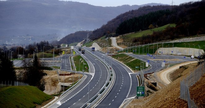 Na odmorištu Lepenica benzinske stanice s trgovinom, caffe barom i restoranom