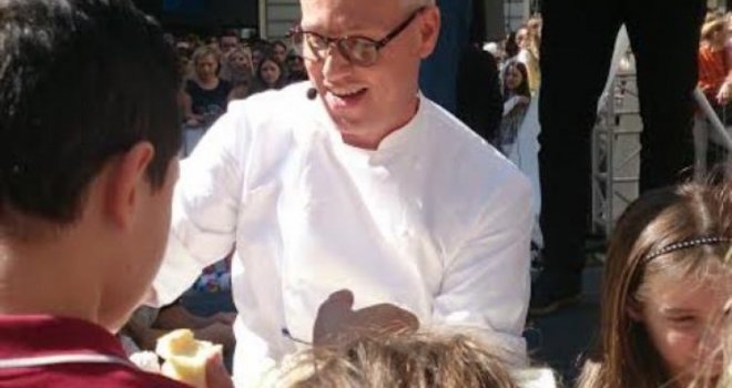 Popularni kralj kolača Rudolph van Veen priredio show ispred sarajevske Katedrale