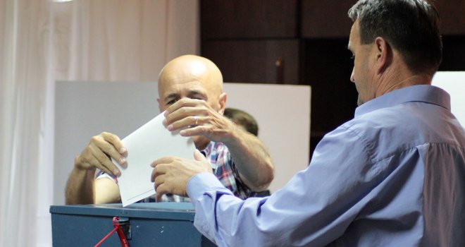 Izbori na bh. način: Muji na biračkom mjestu pronašli 17 ličnih karata, Sarajlija došao da glasa pa saznao da je već 'glasao'...