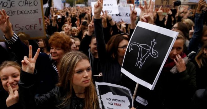 Hiljade Poljaka na ulicama protestuju protiv sramotne odluke o zabrani abortusa