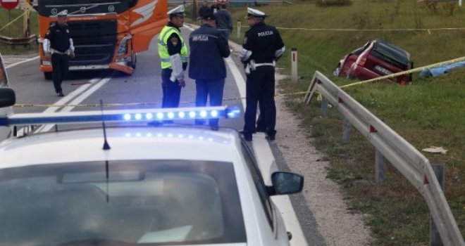 Zenica: Jedna osoba smrtno stradala u sudaru teretnog i putničkog vozila