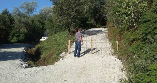 Arapin kupio imanje nadomak Bugojna pa pregradio cestu: Ako želite proći, zovite moje stražare!  