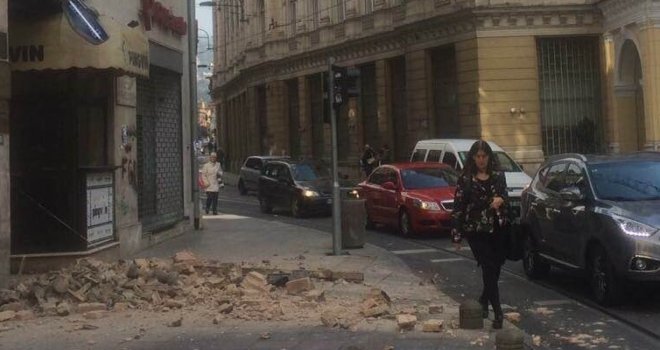 Prava je sreća da niko nije nastradao: U centru Sarajeva kod fast food objekta 'Pingvin' srušila se nadstrešnica