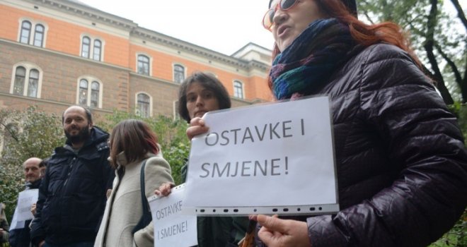 Građani protestuju ispred zgrade Kantona Sarajevo zbog pogibije pješakinja