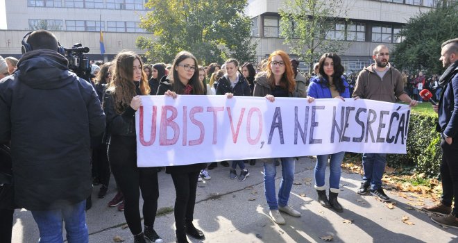Sarajevo: Studenti mirnim protestima odali počast poginulim kolegicama Selmi i Editi
