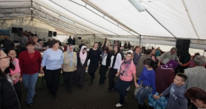 Vašar u Puračiću: Birajte, žene, sve je original, sve po pet maraka, plaćen PDV