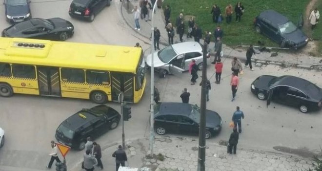 Novi incident u Sarajevu: Prošao kroz crveno i izazvao sudar, dvije osobe prebačene na KCUS!