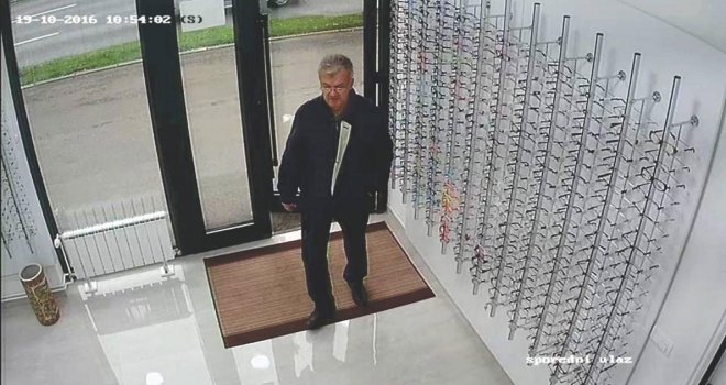 Prepoznajete li osobu sa snimka?: Nadzorne kamere uhvatile Sarajliju kako krade skupocjene naočale