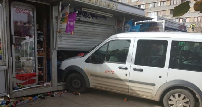 Kombi udario svom silinom u trafiku na Dolac Malti