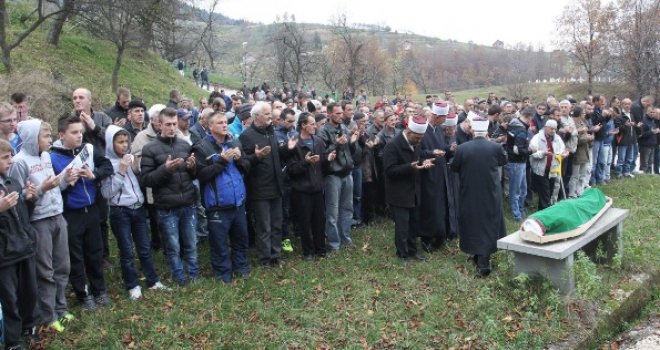 Tuga u Željeznom Polju: Stotine ljudi oprostilo se od 15-godišnjaka koji se objesio