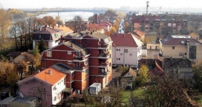 Strašna nesreća u Orašju: Mladić pao sa prozora na trećem spratu i poginuo