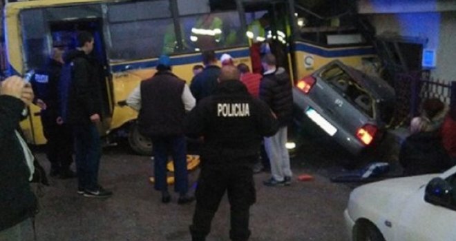 Crno jutro u Sarajevu: Kombi GRAS-a udario u poslovni prostor, osam osoba povrijeđeno