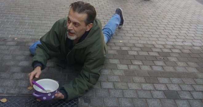 Ko je Sarajlija čija je slika obišla svijet: '92. puzao s puškom, danas s praznom šerpom