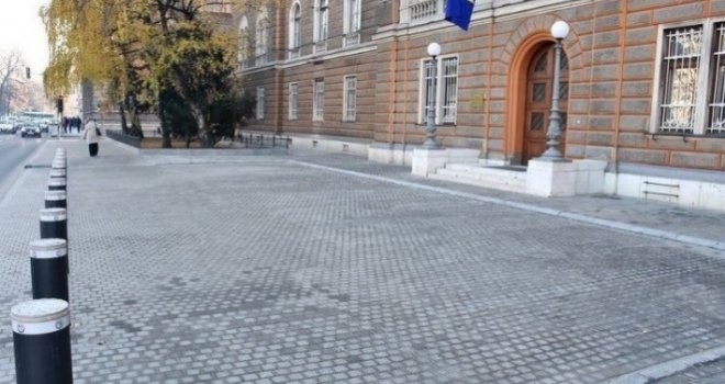 Pločnik ispred Predsjedništva BiH i dalje aktuelna tema: Bio sluga ili car, možeš stat' na trotoar