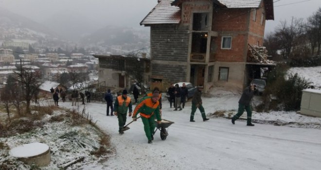Saobraćajni kolaps u Vogošći: Zimska služba so posipa iz 'civara', a policija na uviđaj došla pješke