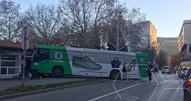 U centru Mostara autobus se zabio u kafić