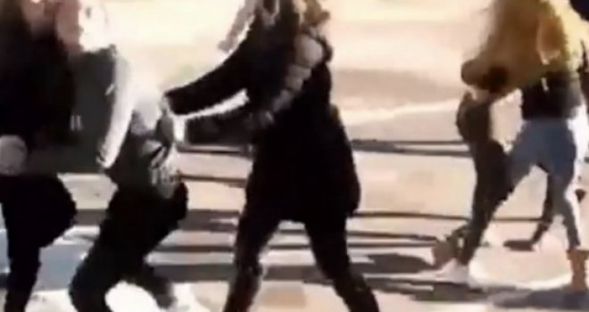 Okršaj ispred škole: Opšta tuča srednjoškolki u Živinicama, policija vodi istragu