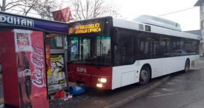 Autobus udario u trafiku, povrijeđeni radnica i vozač