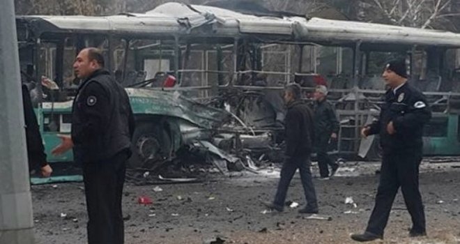 Nova ekspolozija u Turskoj: Eksplodirao autobus pun vojnika, 13 poginulo, 48 ranjeno
