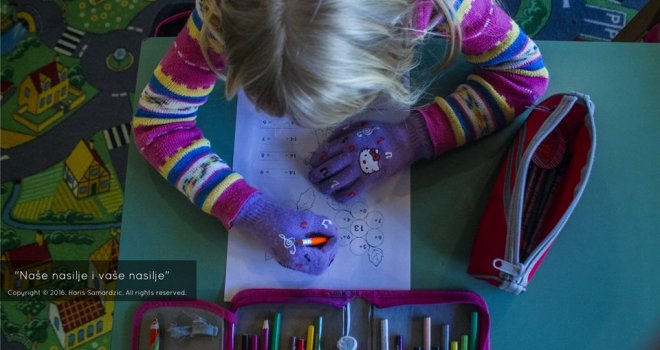 Užasavajuće slike iz osnovne škole u Cazinu: Učenici pišu u rukavicama na 6 stepeni, posvuda vlaga i miševi...