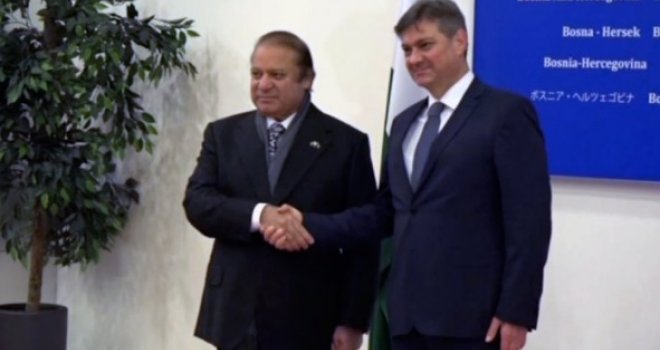 Zbog posjete premijera Pakistana u Sarajevu sklonjena novogodišnja jelka